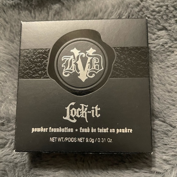 KVD 225 Rich Deep Lock-It Powder Foundation - Picture 2 of 6